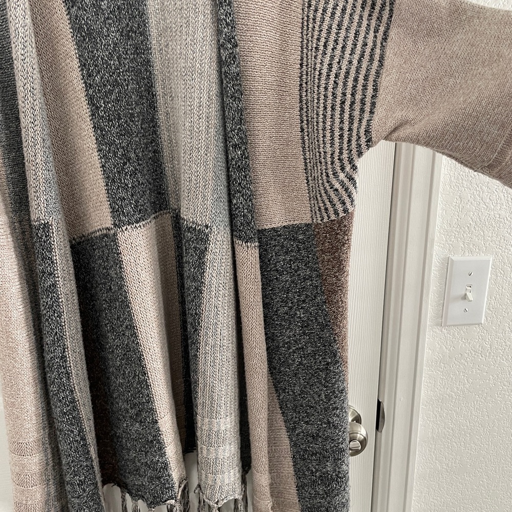 Love Riche Gray and Cream Fringe Poncho - Picture 5 of 12